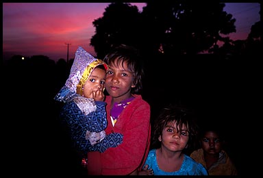 pushkar kids at sunset   17740 bytes